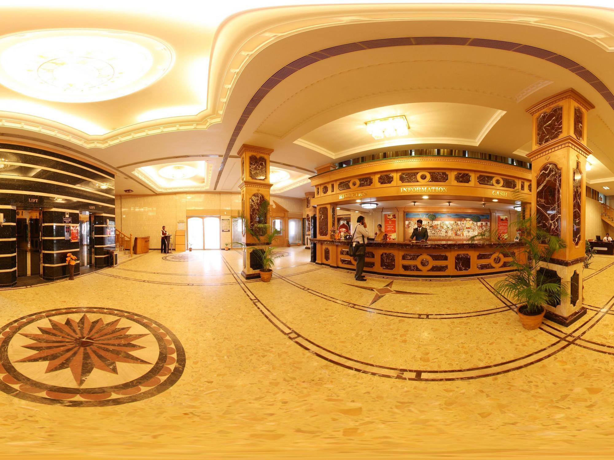 Femina Hotel Tiruchirappalli Esterno foto