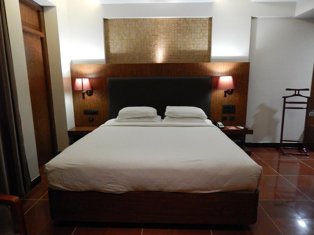 Femina Hotel Tiruchirappalli Esterno foto