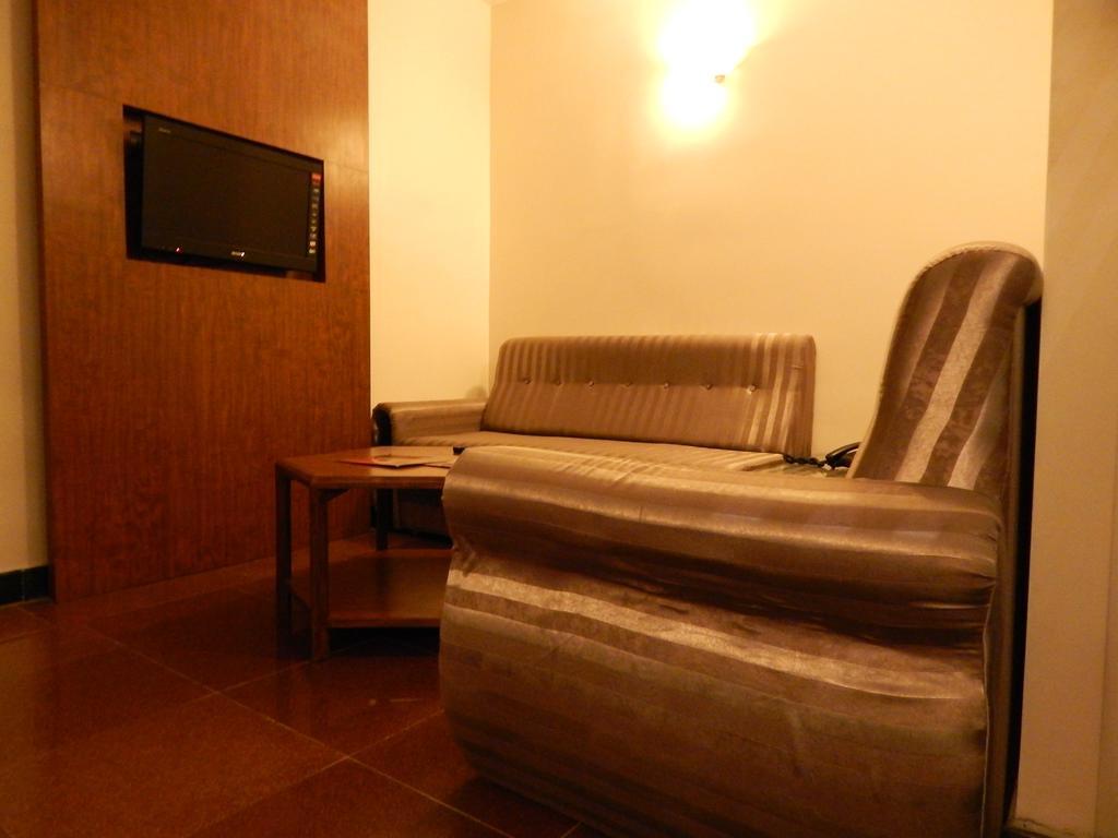 Femina Hotel Tiruchirappalli Esterno foto