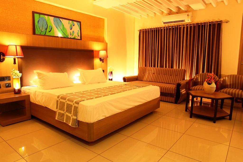 Femina Hotel Tiruchirappalli Esterno foto