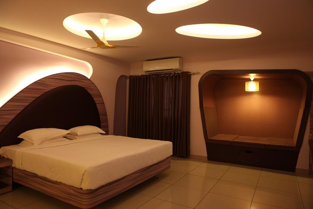 Femina Hotel Tiruchirappalli Esterno foto