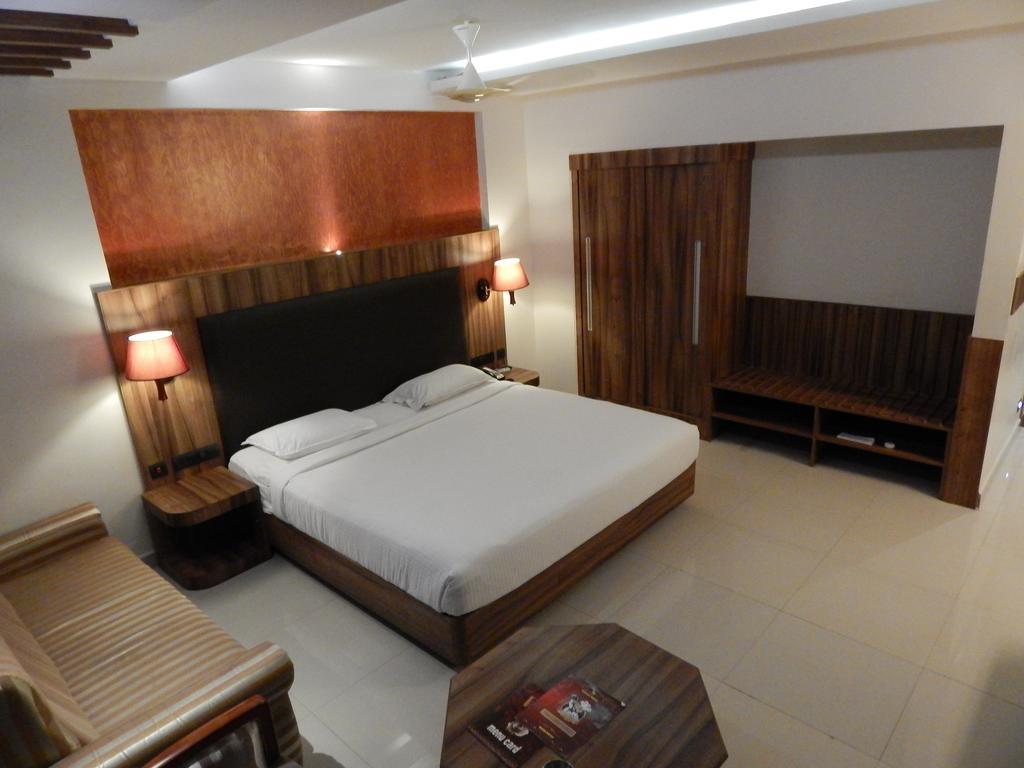 Femina Hotel Tiruchirappalli Esterno foto