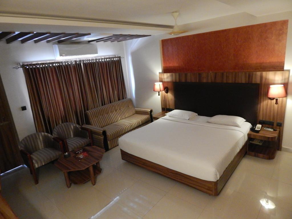 Femina Hotel Tiruchirappalli Esterno foto