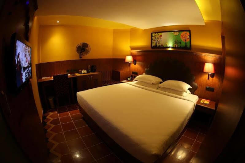 Femina Hotel Tiruchirappalli Esterno foto